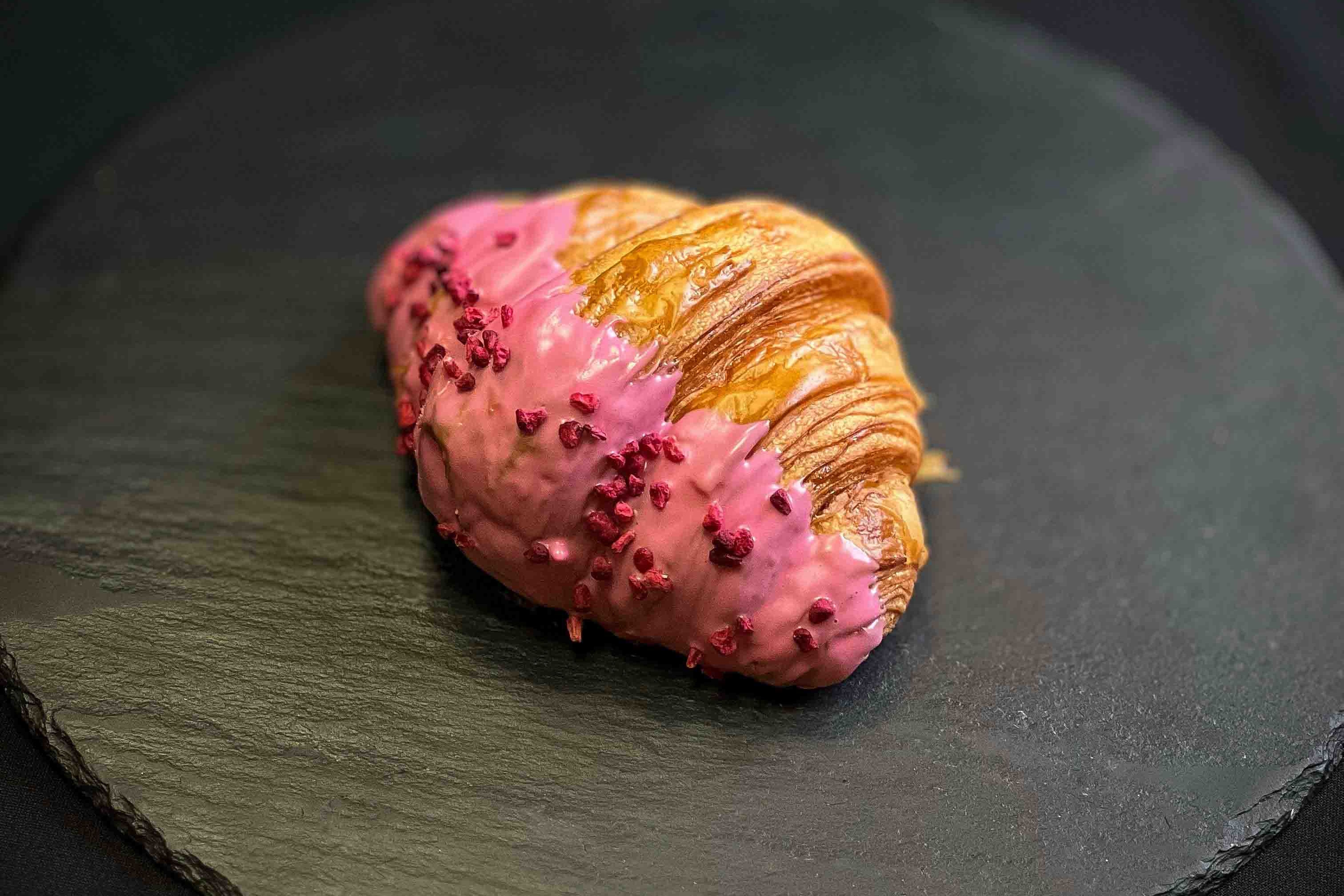 Круассан малиновый