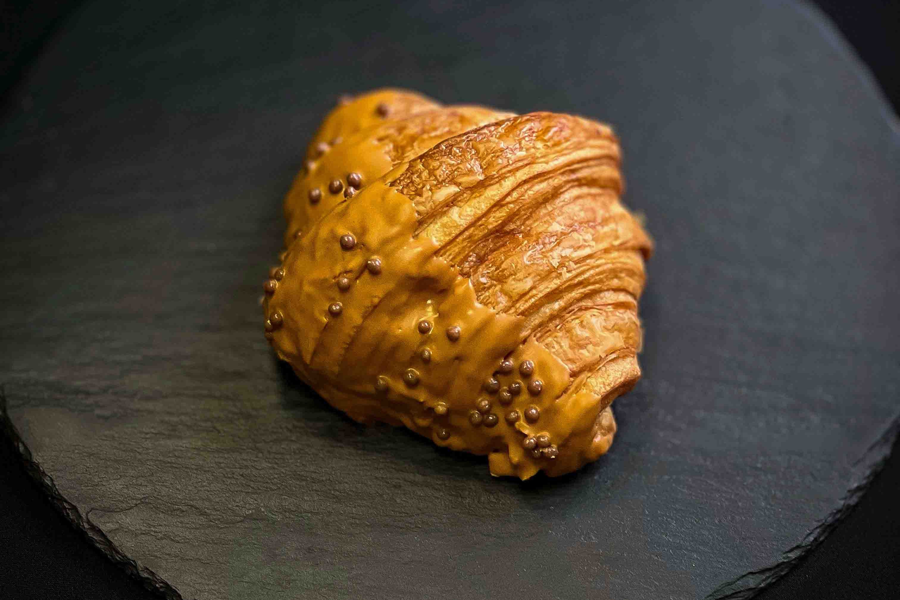 Круассан соленая карамель