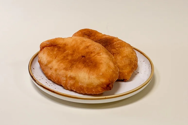 Пирожок с картофелем и печенью жареный