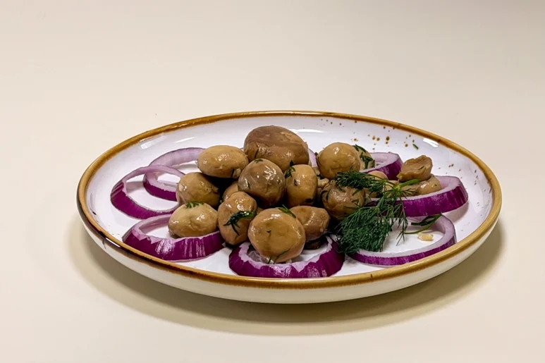 Шампиньоны маринованные с чесноком