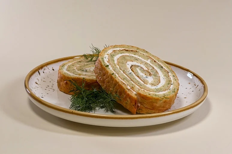 Рулет из кабачка с творожным сыром и чесноком