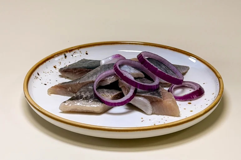 Салат Сельдь маринованная с луком