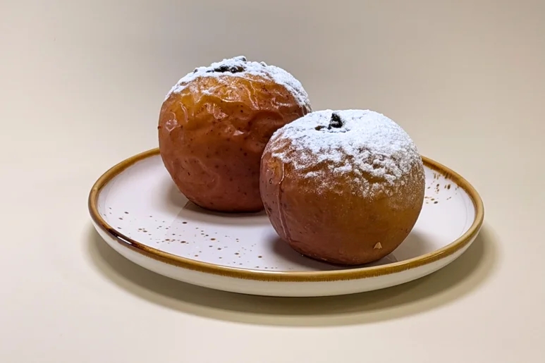 Яблоко запеченное с медом,черносливом и грецким орехом 