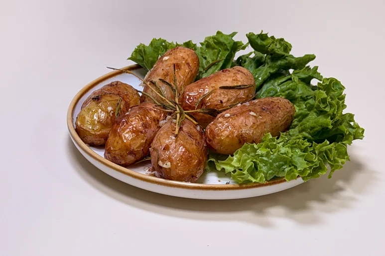 Картофель молодой с чесноком и розмарином