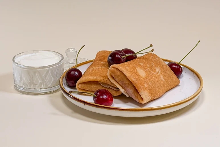 Блинчики с вишней и кремом